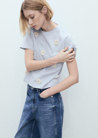 Camiseta Manga Corta con Detalle de Flores