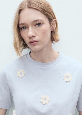 Camiseta Manga Corta con Detalle de Flores