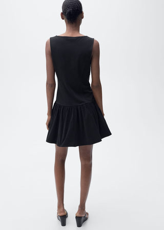 Vestido Cuello Barco con Detalle de Volante