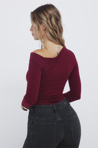 Camiseta Ajustada con Escote Asimétrico