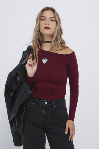 Camiseta Ajustada con Escote Asimétrico