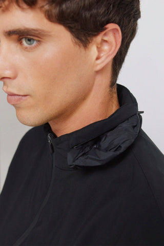 Chaqueta Cuello Alto con Tejido Repelente al Agua