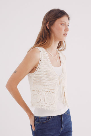 Chaleco con Lazos de Crochet