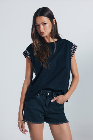 Camiseta Manga Corta con Detalle Bordado