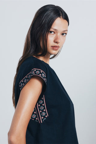 Camiseta Manga Corta con Detalle Bordado