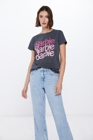 Camiseta Manga Corta con Gráfico "Barbie"
