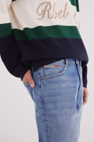 Jeans Regular Fit con Detalle Bordado