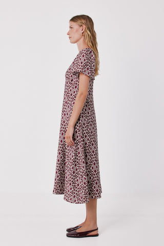 Vestido pico manga vuelo.