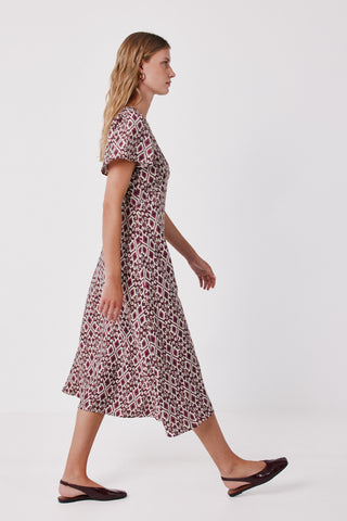 Vestido pico manga vuelo.
