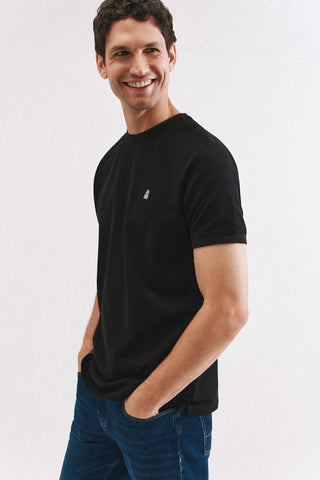Camiseta Básica con Logo Bordado.
