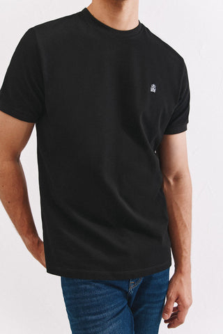 Camiseta Básica con Logo Bordado.