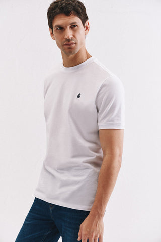 Camiseta Básica con Logo Bordado.