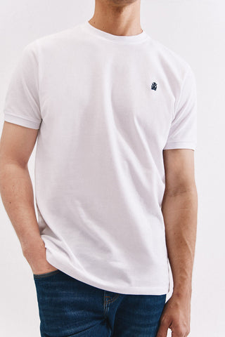 Camiseta Básica con Logo Bordado.