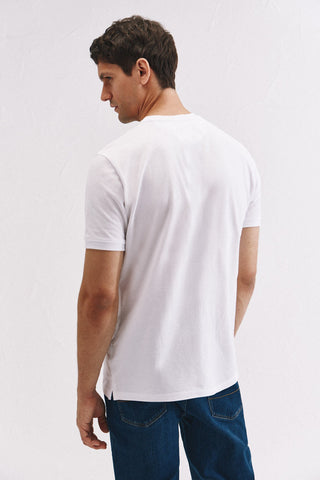 Camiseta Básica con Logo Bordado.