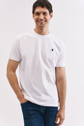 Camiseta Básica con Logo Bordado.