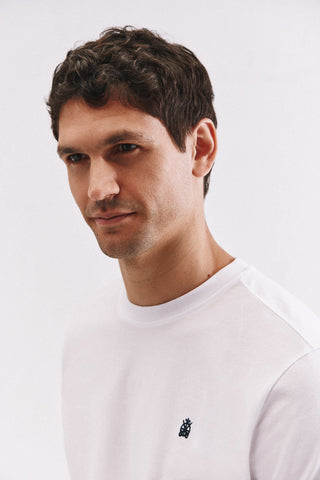 Camiseta Básica con Logo Bordado.
