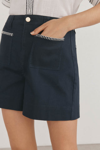 Bermuda Denim con Bolsillos Bordados