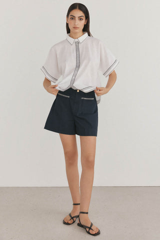 Bermuda Denim con Bolsillos Bordados