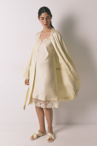 Bata Manga Larga de Satén con Bolsillos