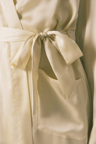 Bata Manga Larga de Satén con Bolsillos