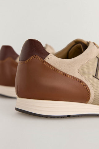 Tenis de Cuero con Detalle de Logo