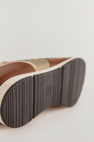 Tenis de Cuero con Detalle de Logo