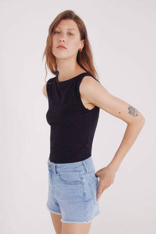 Short Denim Talle Medio con Detalle Deshilachado