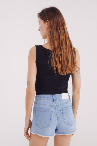 Short Denim Talle Medio con Detalle Deshilachado