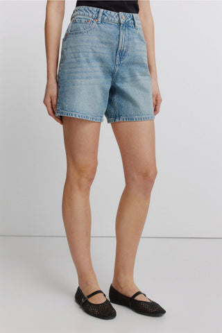 Bermuda Denim Talle Medio con Bolsillos