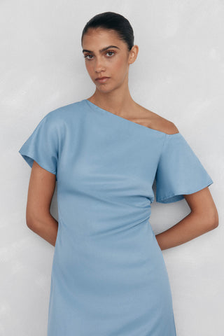 Vestido Satinado con Escote Asimétrico