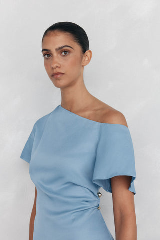 Vestido Satinado con Escote Asimétrico