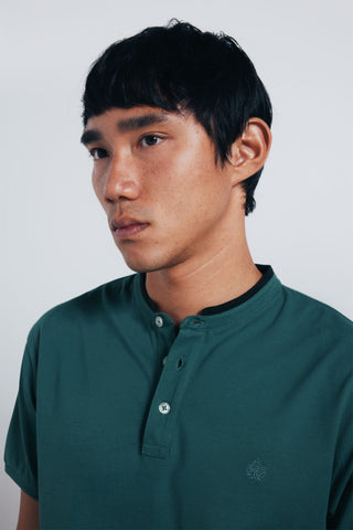 Polo Cuello Mao con Logo Bordado