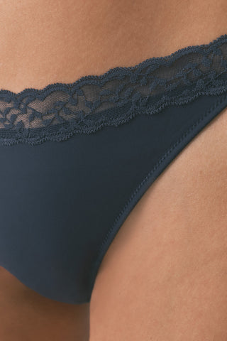 Tanga Clásica de Microfibra con Encaje