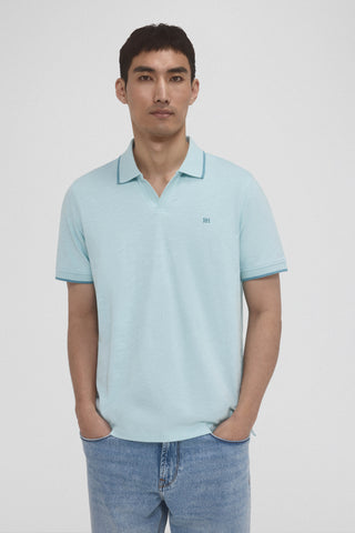 Polo Cuello Abierto con Logo Bordado