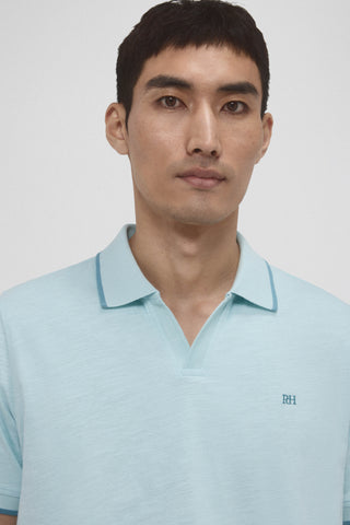 Polo Cuello Abierto con Logo Bordado