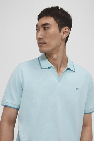 Polo Cuello Abierto con Logo Bordado