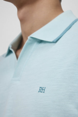 Polo Cuello Abierto con Logo Bordado