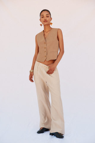 Chaleco Corto con Escote Pico.