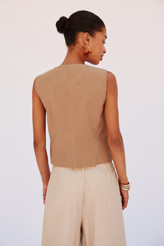 Chaleco Corto con Escote Pico.