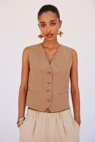 Chaleco Corto con Escote Pico.