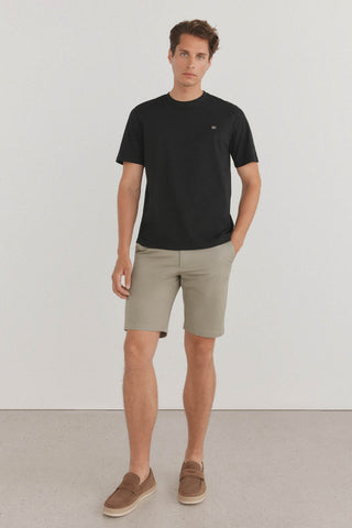 Camiseta Básica con Logo Bordado
