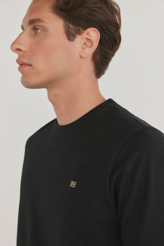 Camiseta Básica con Logo Bordado