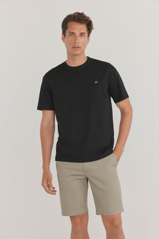 Camiseta Básica con Logo Bordado