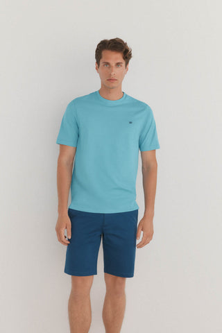 Camiseta Básica con Logo Bordado