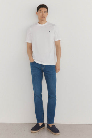 Camiseta Básica con Logo Bordado
