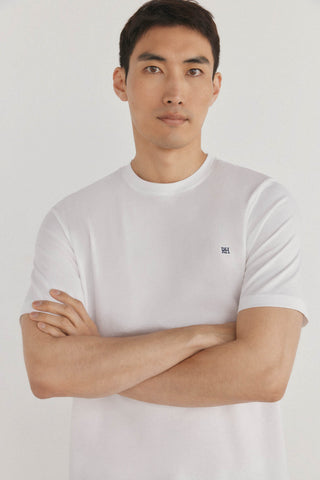 Camiseta Básica con Logo Bordado