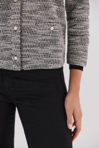 Chaqueta Tweed con Botones Dorados y Bolsillos