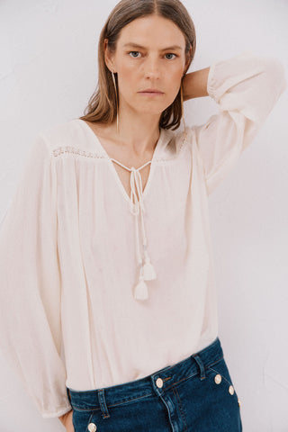 Blusa Manga Larga con Detalle Borla