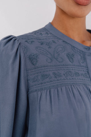 Blusa Manga Larga con Detalle Bordado