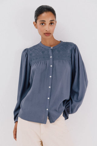 Blusa Manga Larga con Detalle Bordado